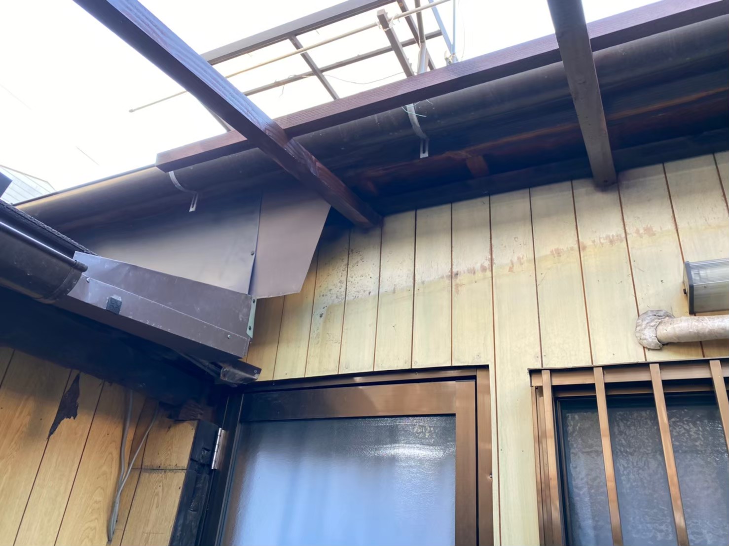 奈良市屋根工事と一緒に中庭の屋根増設でポリカーボネート波板を設置